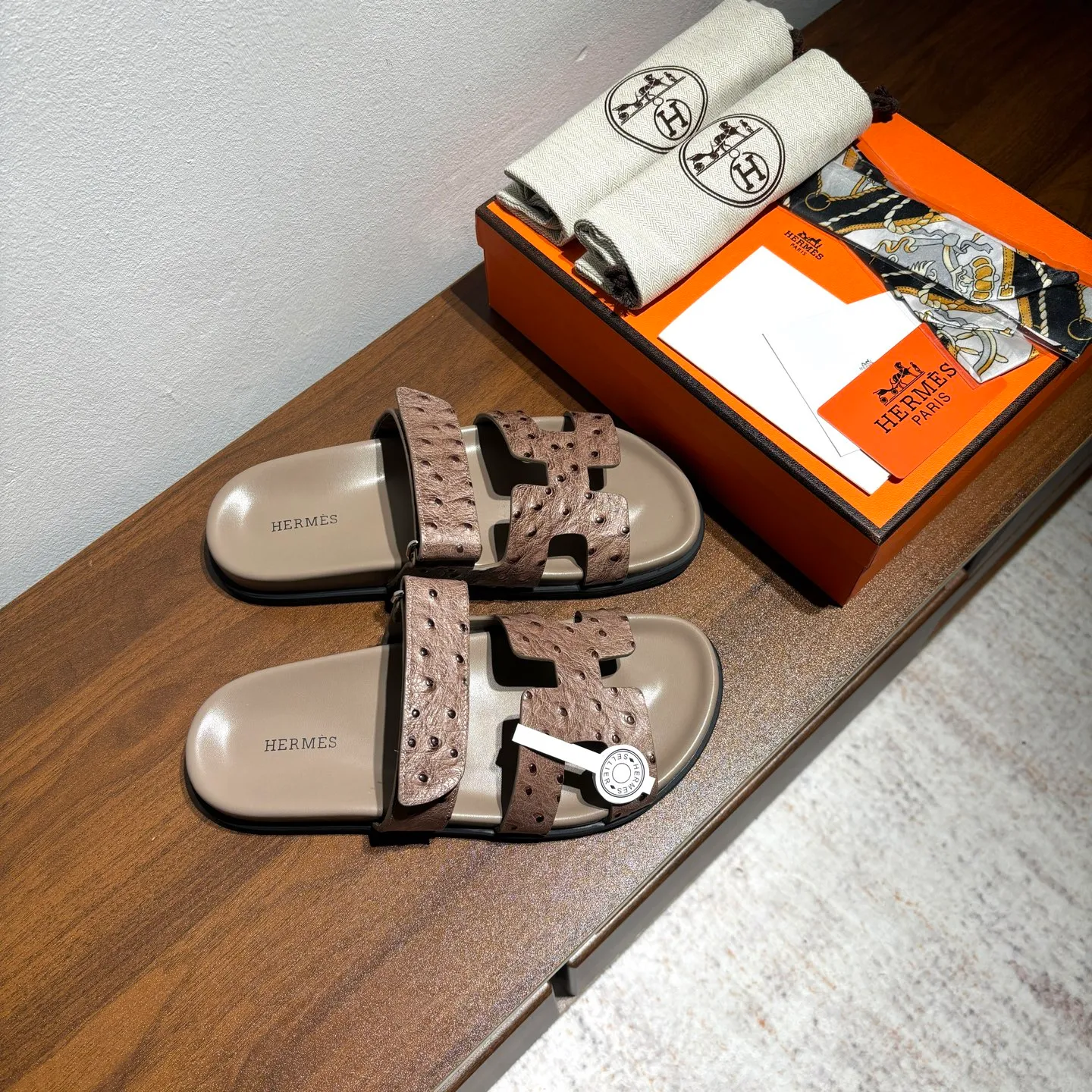 👟👟Ex-factory price 520👟👟 Men's size +10 Brand💗: HERMES Number💗: H8018-210199 Color💗: Ostrich pattern new color system Size 💗: 35 to 40 38-45 Upper material: imported calfskin Outsole material: Tpu anti-slip and wear-resistant outsole 🆕🆕🆕HERMES 2025 latest color matching, original purchased and dismantled, imported custom fabrics. All colors have been adjusted N times, striving to be zero different from the original! The top version for women 💰 Erjie's shoes that have become extremely popular recently - chypre sandals, which are comfortable for all ages and are cute and cute. Paired with various colored socks, it’s so trendy